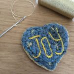 Broche Joy - punch needle et broderie